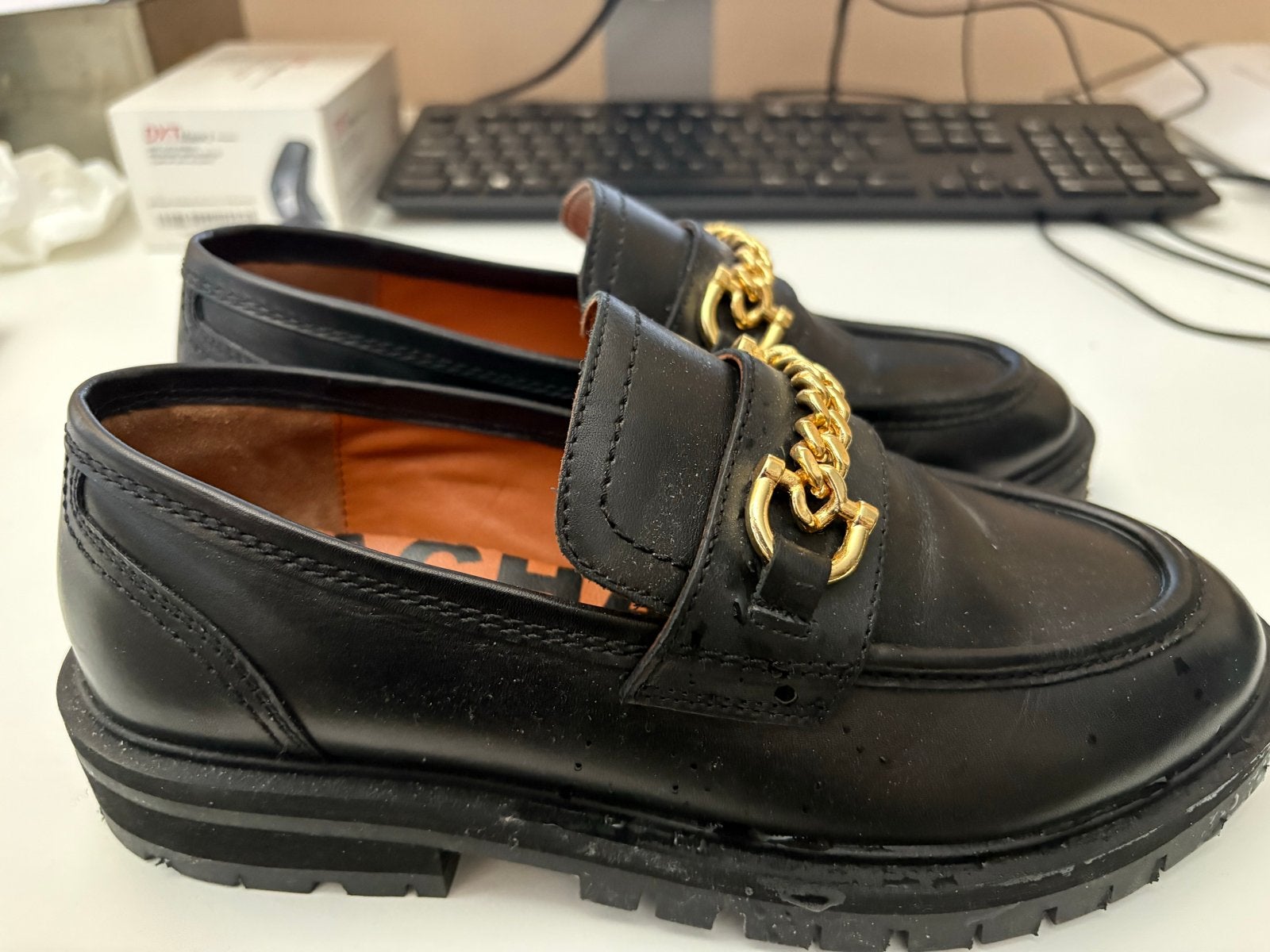Zwarte loafers met gouden ketting, Ophalen of Verzenden, Zo goed als nieuw, Instappers, Zwart