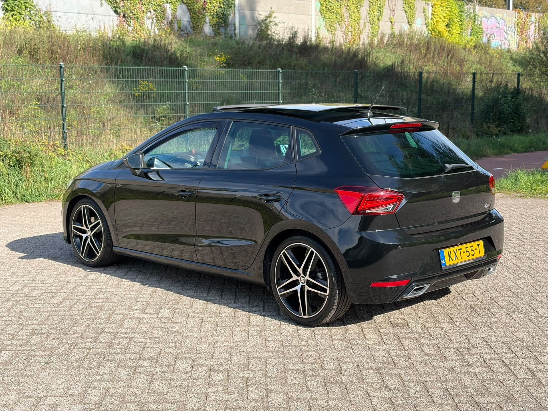 Seat Ibiza 1.5 TSI FR PANO I LED I CARPLAY I CAMERA I 150PK, Voorwielaandrijving, Gebruikt, Zwart, 150 pk
