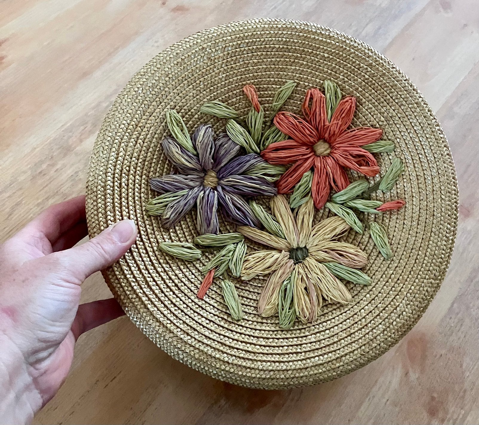 Prachtig rond gevlochten mandje doosje met deksel en bloemen, Ophalen, Zo goed als nieuw, Rond, Riet