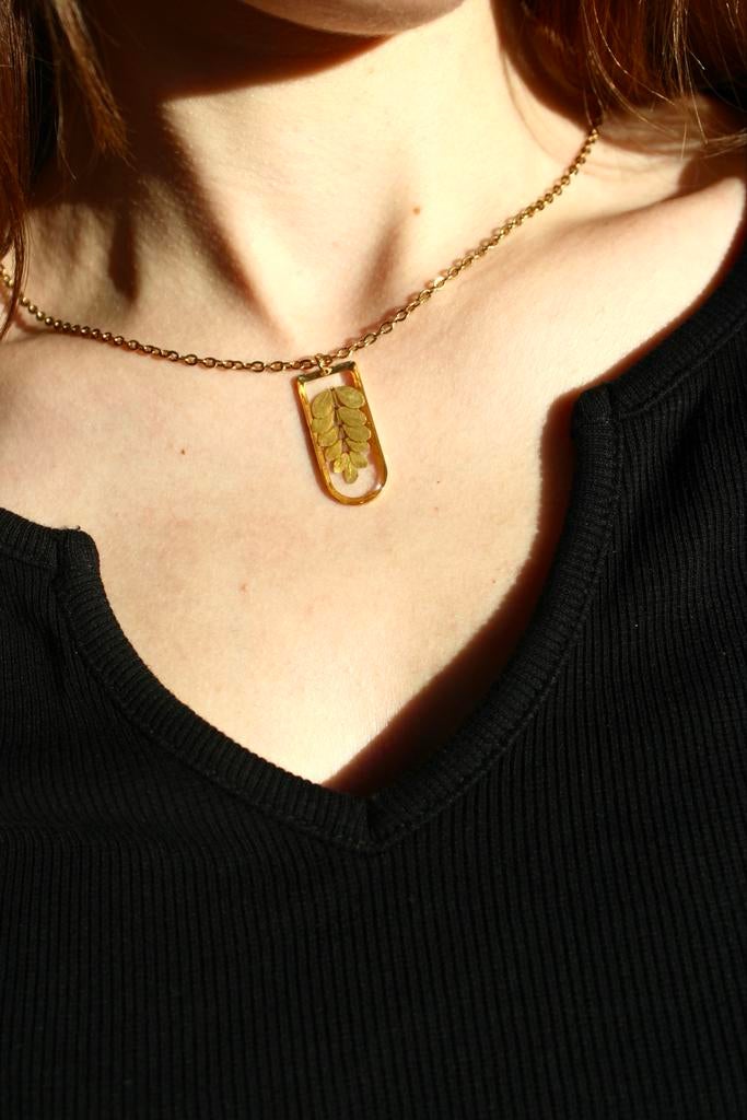 Gouden ketting met hanger met plantje, Gebruikt, Ophalen of Verzenden, Goud, Overige materialen