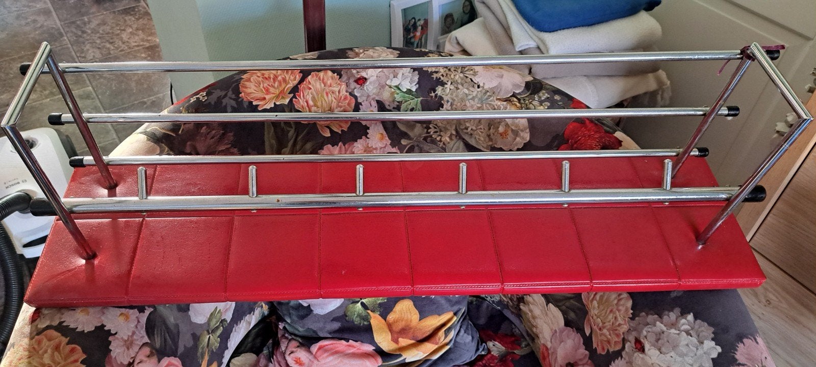 Retro kapstok rood met chroom, Ophalen, Gebruikt, Metaal, Wandkapstok