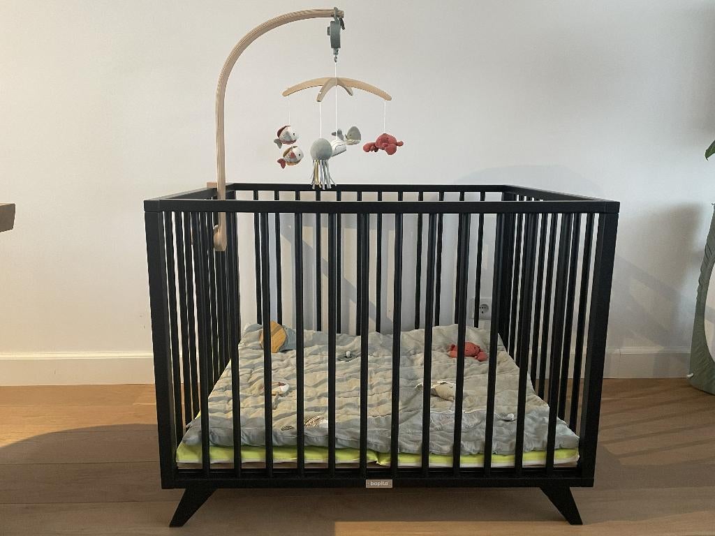 Bopita Box Retro zwart + mobiel / matras / boxkleed, Kinderen en Baby's, Boxen, Ophalen, Zo goed als nieuw, Rechthoekig, In hoogte verstelbaar