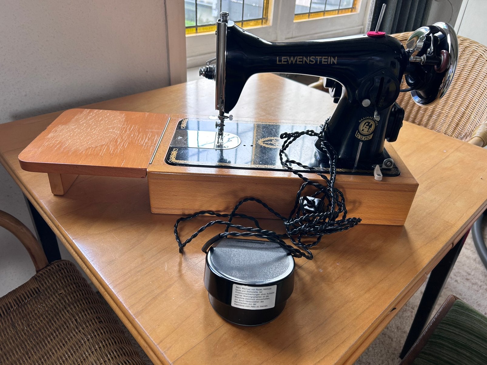 Naaimachine Lewenstein met voetstuk, Ophalen