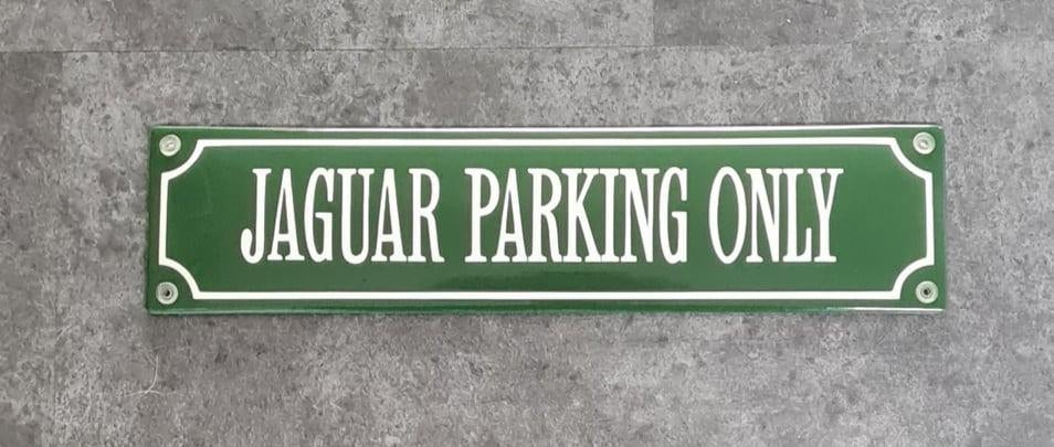 Jaguar Parking Only emaillen straatnaam bord Tesla Amsterdam, Verzamelen, Merken en Reclamevoorwerpen, Eu, Eu, Nieuw, Ophalen of Verzenden