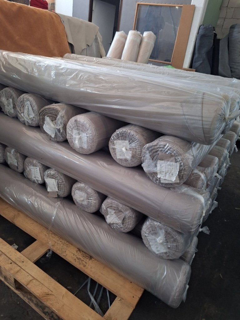 Grootpartij 60 rollen beige meubelstof voor boxsprings, Overige materialen, Verzenden, 120 cm of meer, Beige