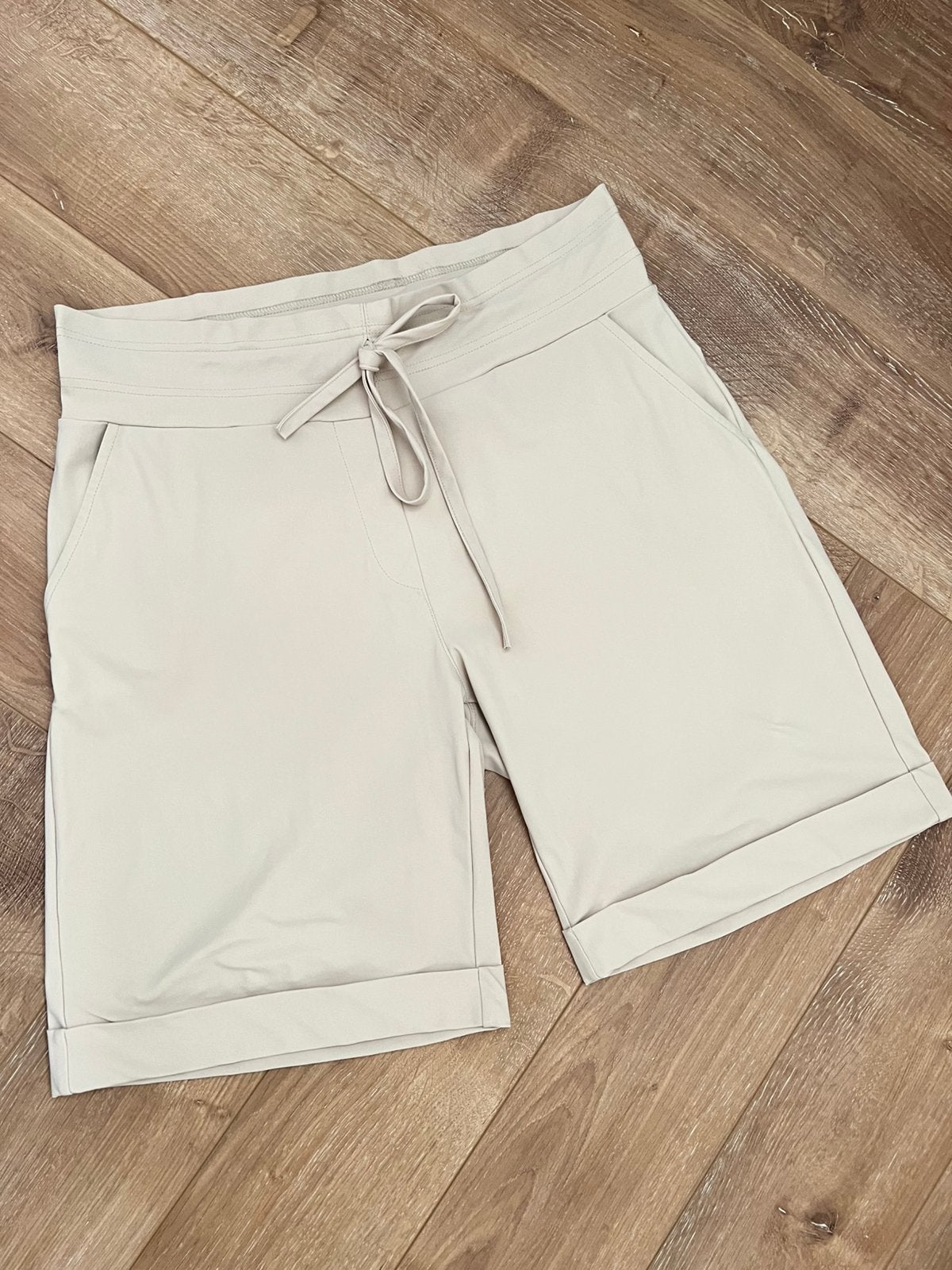 Studio anneloes bermuda korte broek M zandkleur travelstof, Maat 38/40 (M), Kort, Beige, Ophalen of Verzenden