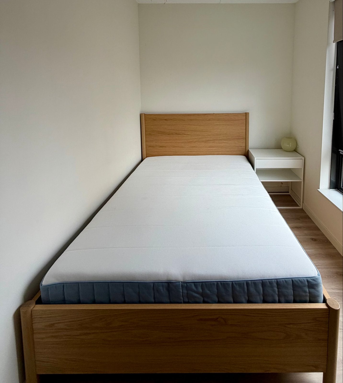 Ikea Tonstad bed 140x200 met matras, lattenbodem & nachtkast, Ophalen, Tweepersoons, 140 cm, Zo goed als nieuw
