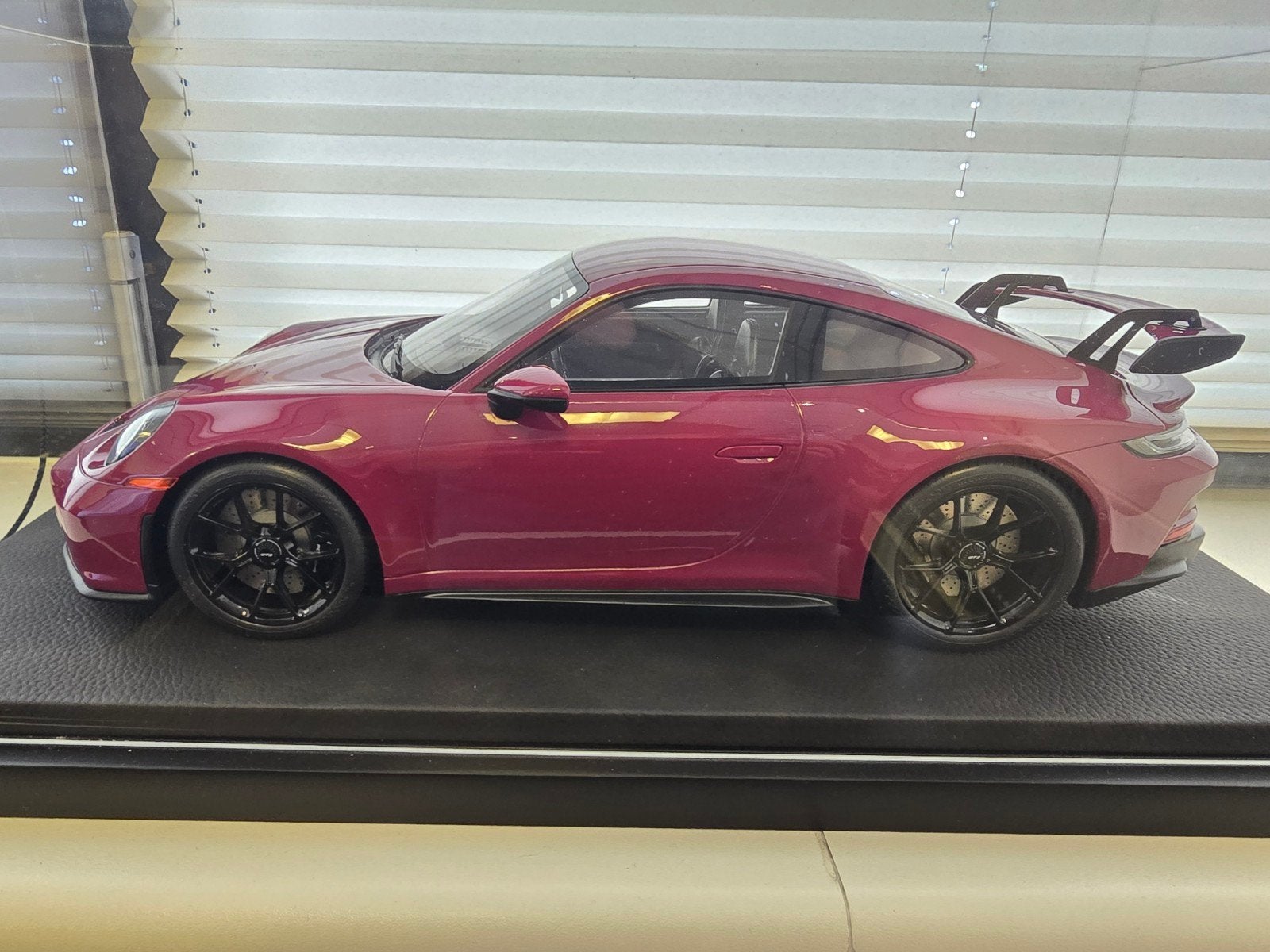 Gt Spirit 1/12 Porsche 911 GT3 (992) Met vitrine, Hobby en Vrije tijd, Modelauto's | 1:5 tot 1:12, Ophalen, Zo goed als nieuw