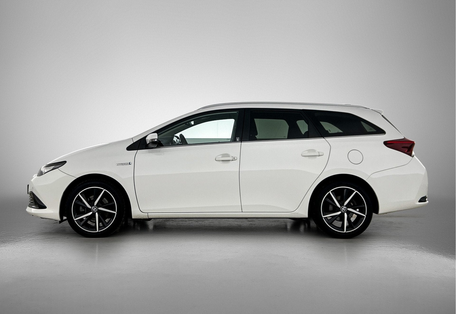 Toyota Auris Touring Sports 1.8 Hybrid Dynamic Ultimate | St, Auto's, 136 pk, Gebruikt, Wit, Hybride Elektrisch/Benzine