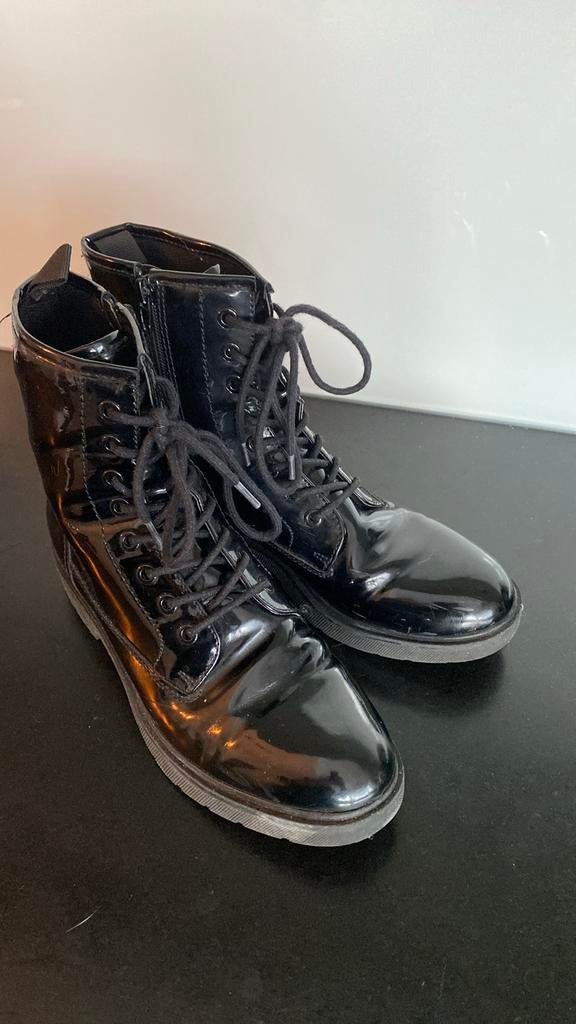 Zwarte lak veterlaarzen mr 39, Kleding | Dames, Schoenen, Ophalen of Verzenden, Gedragen, Zwart