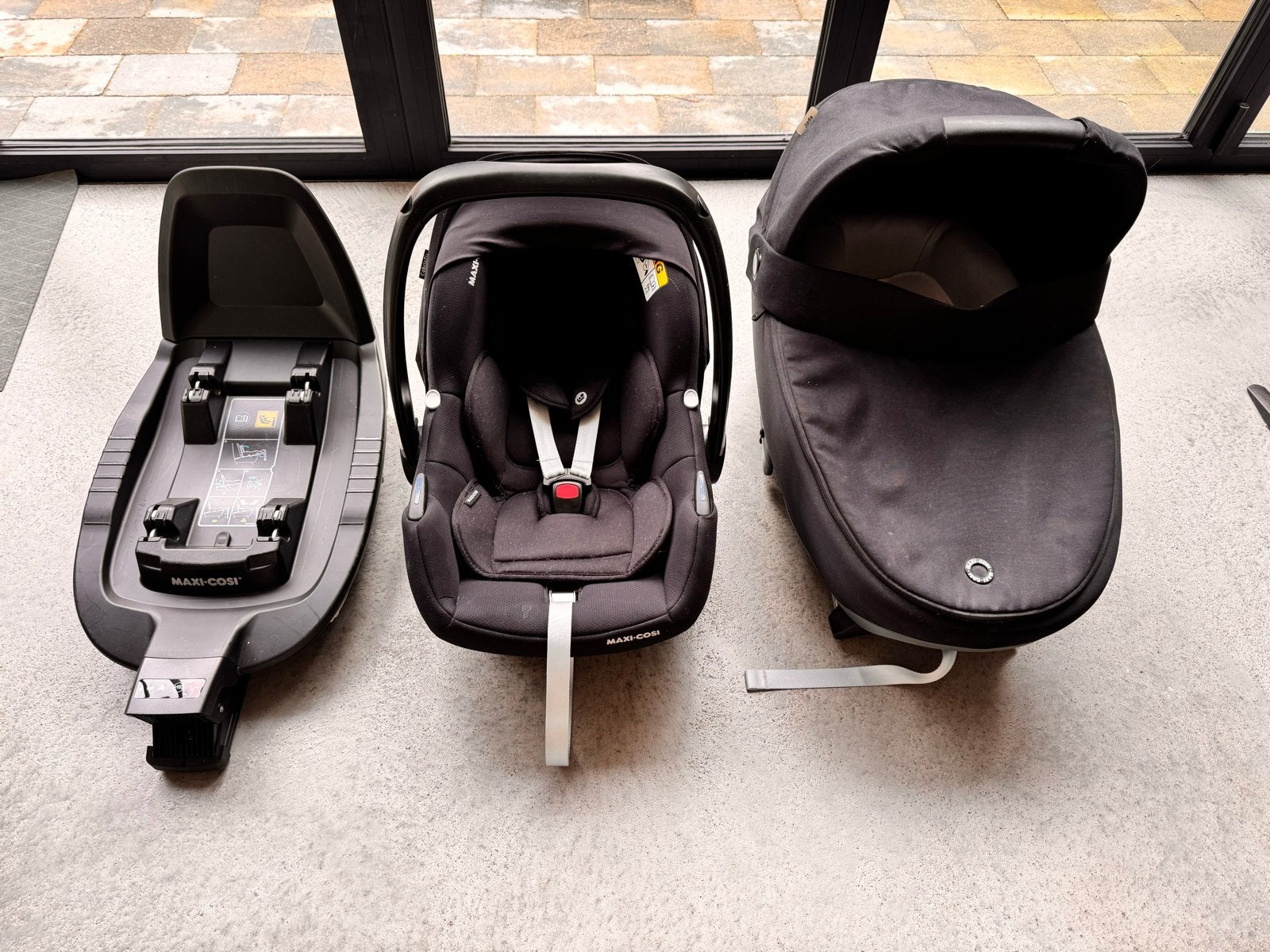 Maxi-Cosi FamilyFix 3-delige set: base, autostoel, reiswieg, Kinderen en Baby's, Ophalen, Zijbescherming, Zo goed als nieuw, Isofix
