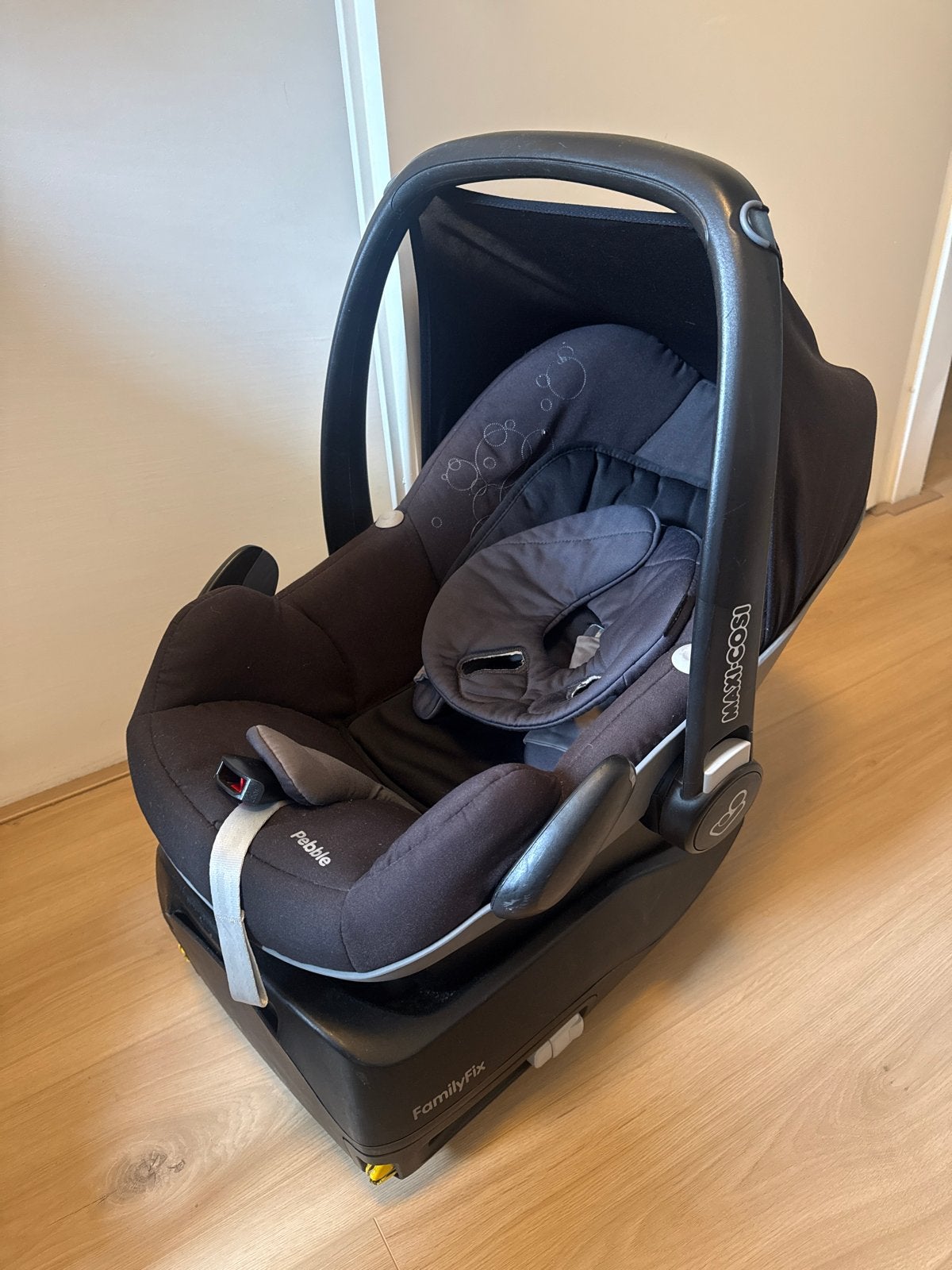 (Gratis) Maxi-Cosi Pebble autostoel + FamilyFix base, Kinderen en Baby's, Autogordel of Isofix, Gebruikt, 0 t/m 13 kg, Maxi-Cosi