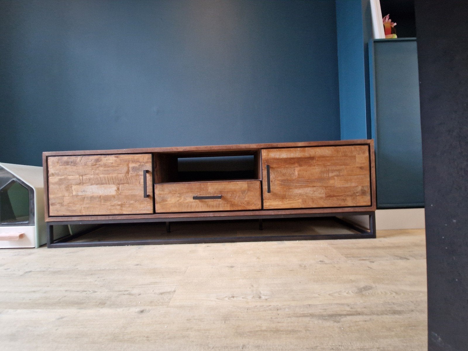 Teak Houten TV Meubel met Industriële Look, Ophalen, Gebruikt, Teakhout, 150 tot 200 cm