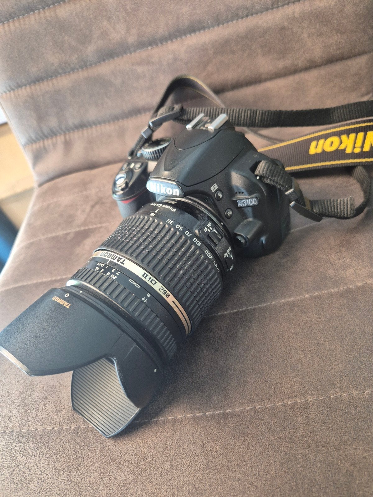 Nikon D3100 Spiegelreflexcamera met Tamron lens en statief, Ingebouwde flitser, Gebruikt, Spiegelreflex, Ophalen of Verzenden