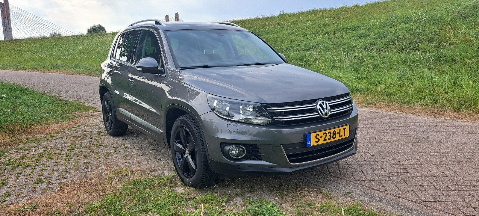 Volkswagen Tiguan 1.4 TSI 90KW BMT 2014 Grijs, Auto's, Voorwielaandrijving, 15 km/l, 4 cilinders, 122 pk