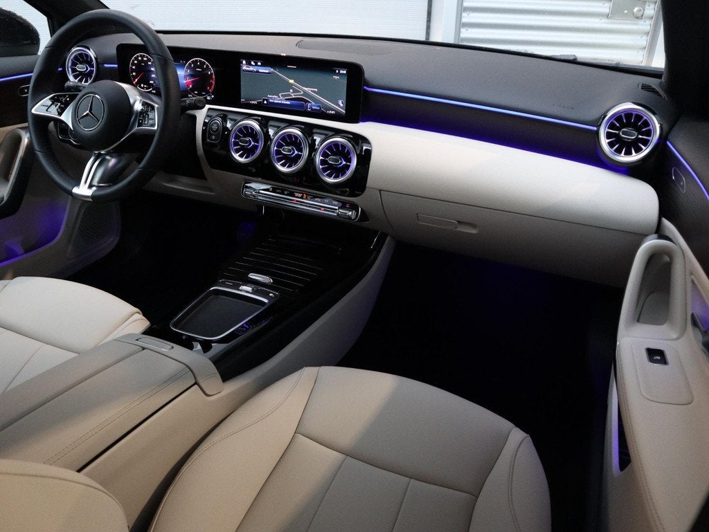 Mercedes-Benz A-klasse 180 Star Edition Luxury Line, Auto's, 136 pk, 4 cilinders, Leder en Stof, Zwart