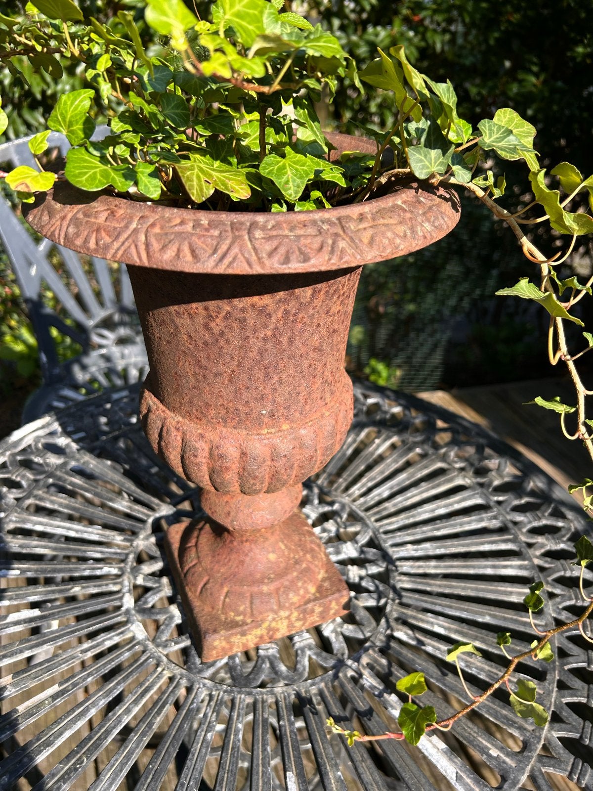 Decoratieve gietijzeren franse tuinvaas, Tuin en Terras, 25 tot 40 cm, Gebruikt, Rond, Ophalen of Verzenden