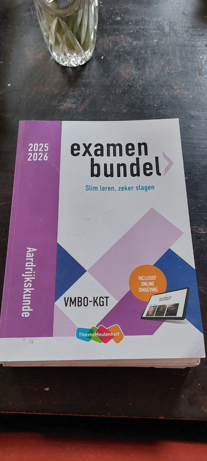 Diverse examenbundels VMBO-GT 2025-2026 en 'Even spieken?', Boeken, Ophalen of Verzenden, Zo goed als nieuw, Van Dale
