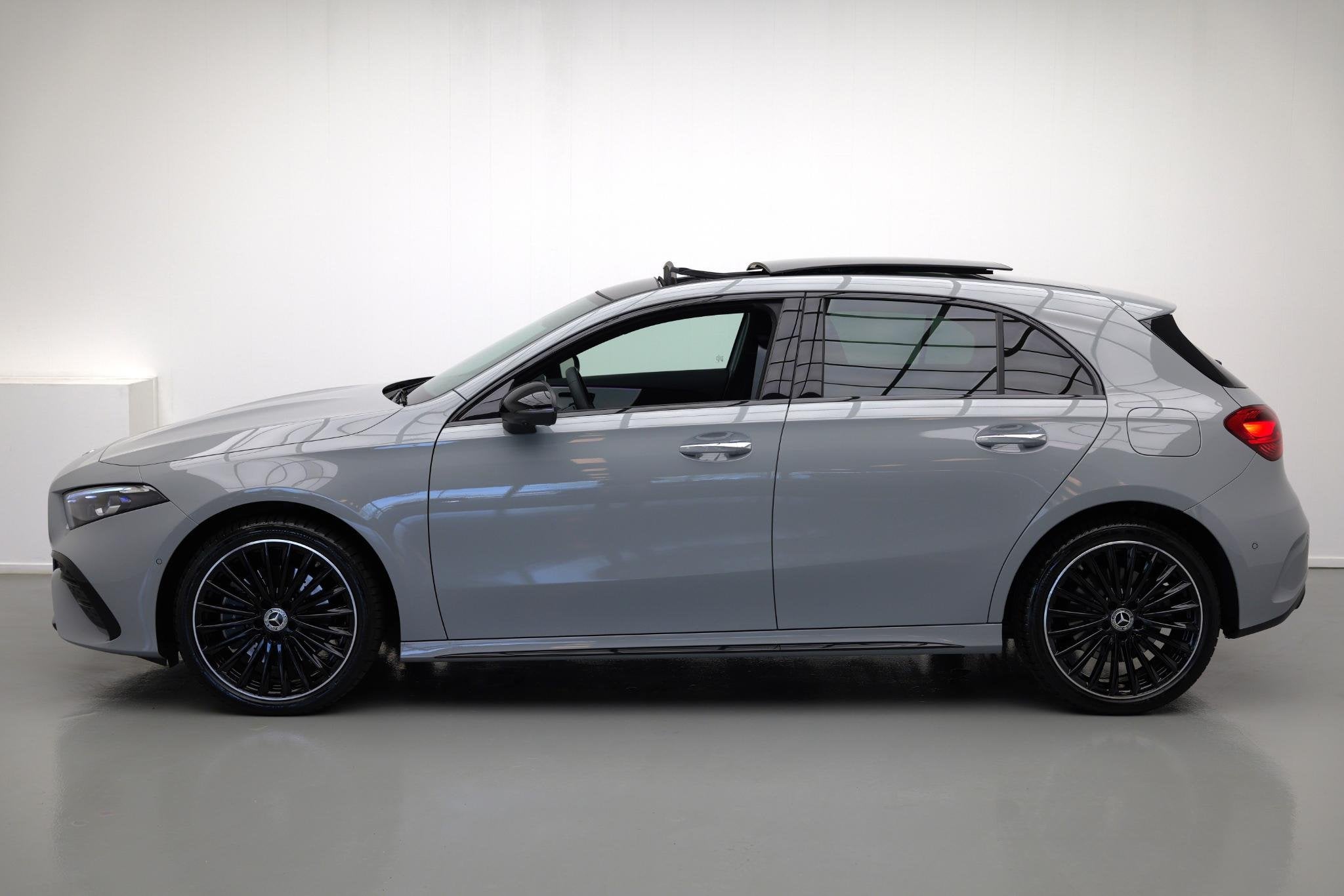 Mercedes-Benz A-klasse A250e AMG Line |Pano|Memory|Burmester, Auto's, Gebruikt, Euro 6, 4 cilinders, 16 kWh