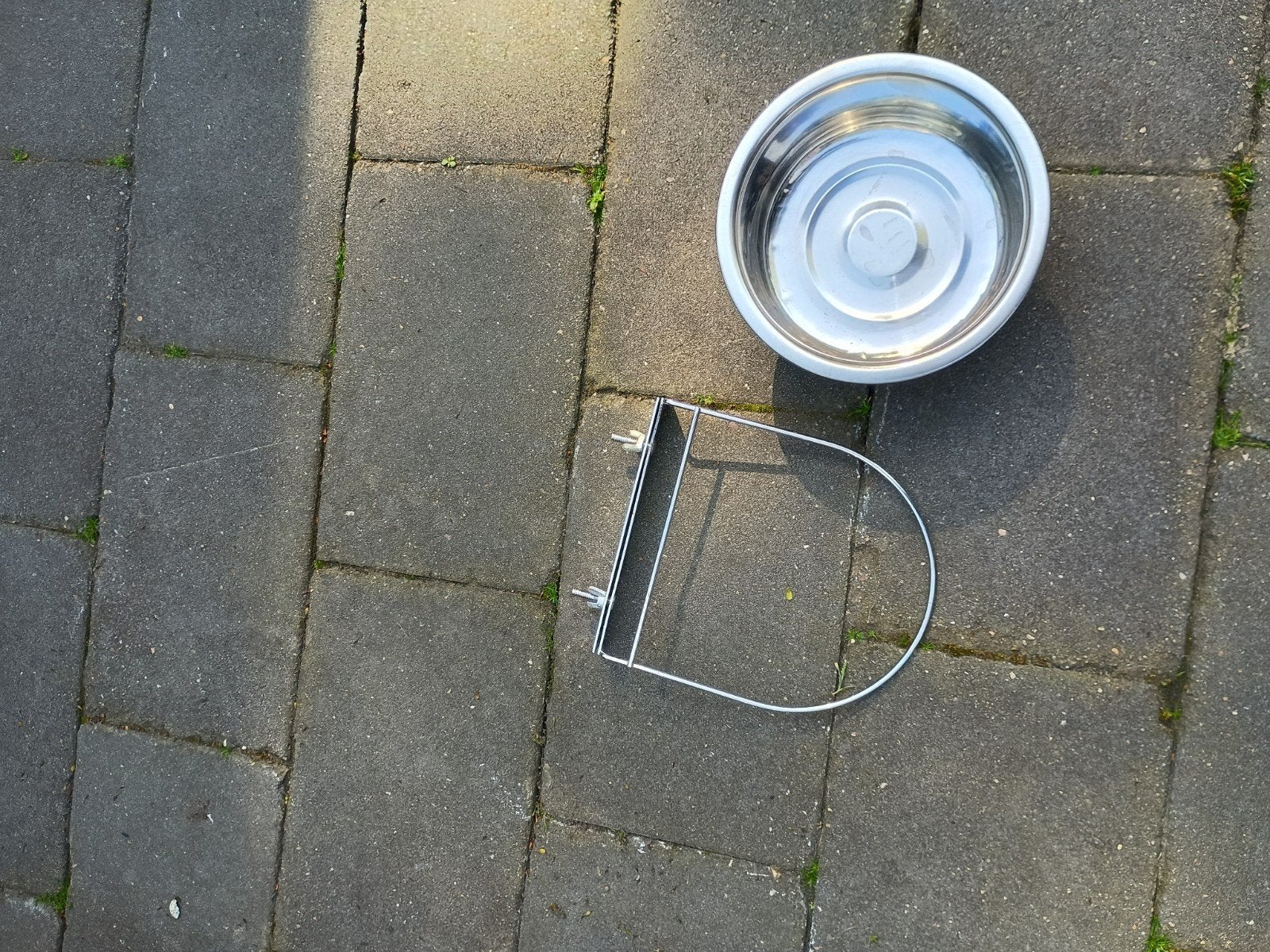 Rvs voerbak voor in de bench, Ophalen