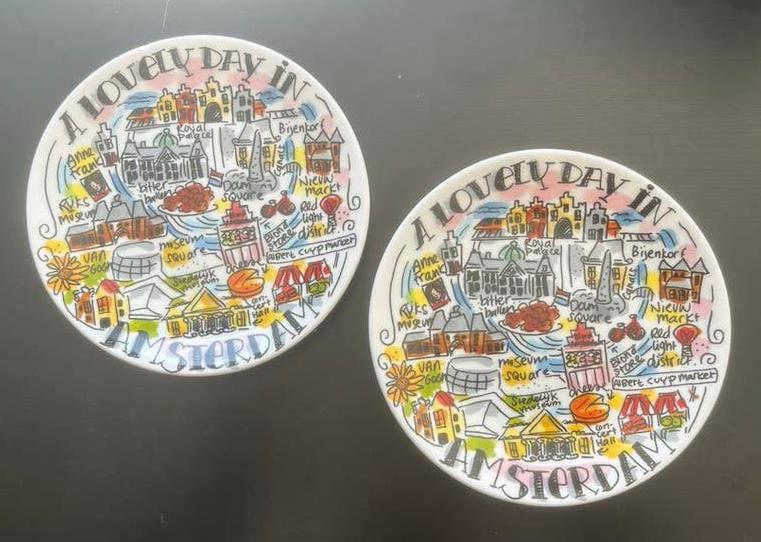 Set van 2 Amsterdam souvenir bordjes 'A Lovely Day', Huis en Inrichting, Keuken | Servies, Ophalen, Gebruikt, Aardewerk, Bord(en)