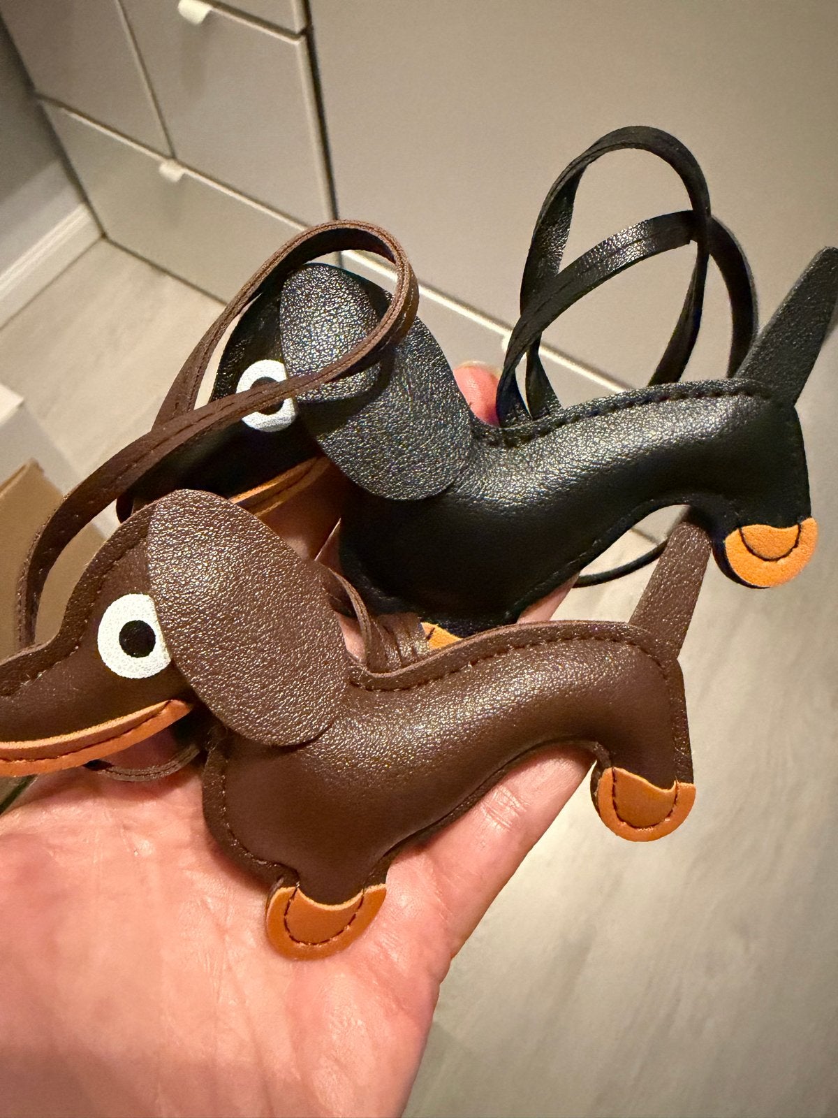 2 schattige teckel tashangers - bruin en zwart, Ophalen of Verzenden, Bruin, Overige typen