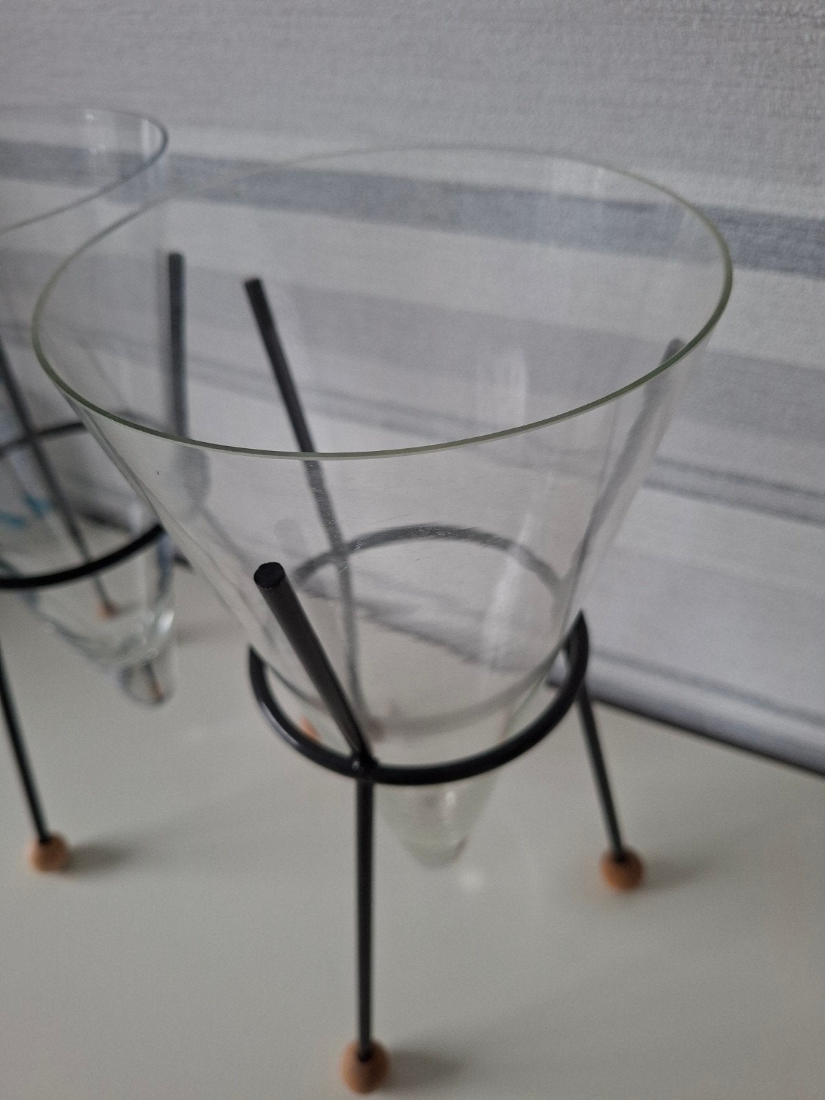 Set van 2 glazen vazen op metalen standaard, 31 cm, Overige materialen, Gebruikt, Ophalen of Verzenden