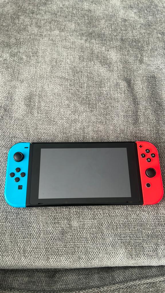 Nintendo switch 1rood blauw, Met 2 controllers, Ophalen of Verzenden, Zo goed als nieuw, Met harde schijf