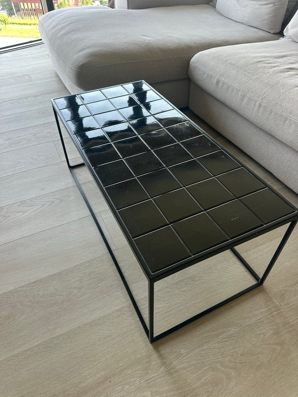 Moderne salontafel met zwarte tegels en metalen frame, Ophalen, 100 tot 150 cm, 50 tot 100 cm, Zo goed als nieuw