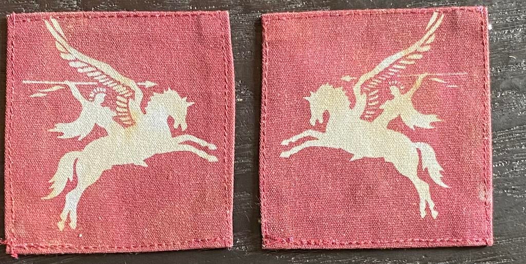 Set Britse Airborne Pegasus emblemen, Ophalen of Verzenden, Landmacht, Engeland, Embleem of Badge