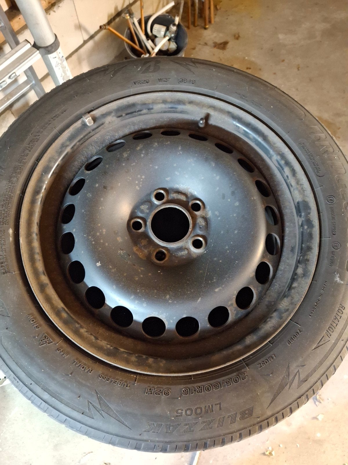 Winterbanden op stalen velgen Volvo V60 205/60 R16 (1x lek), Auto-onderdelen, Banden en Velgen, Ophalen, Gebruikt, 16 inch, Banden en Velgen