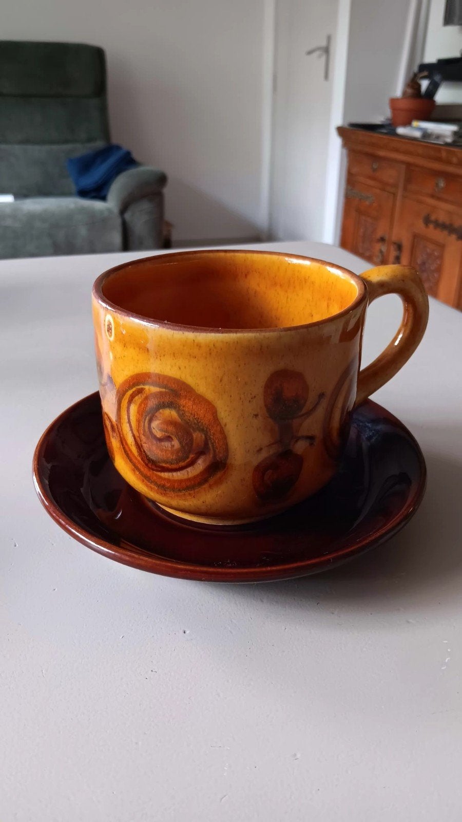 Retro (soep)kop met schotel.
Bruin met motieven gedecoreerd., Ophalen of Verzenden