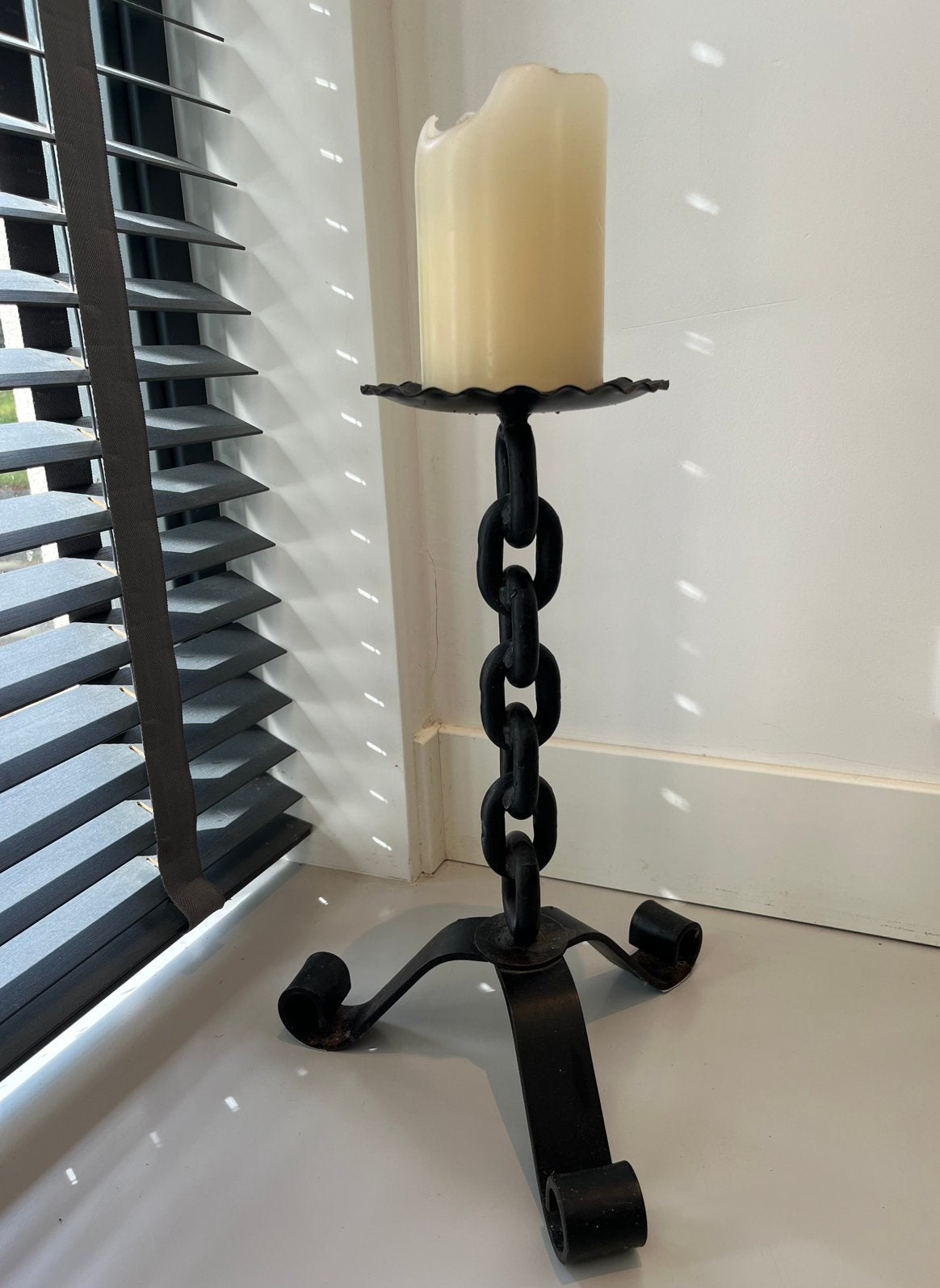 Zware gietijzeren brutalistische kandelaar, Ophalen of Verzenden, Gebruikt, Overige materialen, 25 tot 50 cm