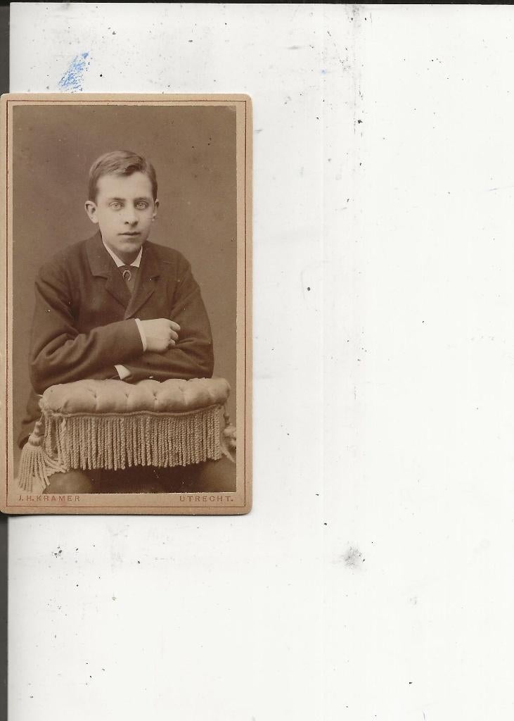 CdV Jongeman op kussen J Kramer, Ophalen of Verzenden, Voor 1920, Ongelopen, Utrecht