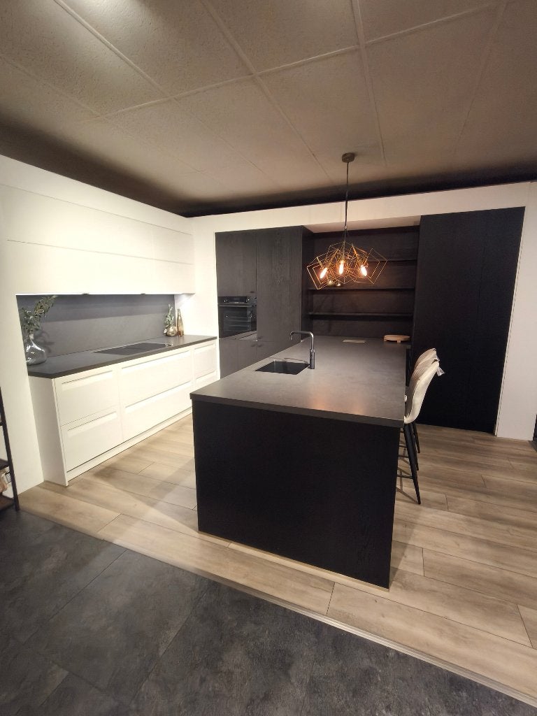 Moderne keuken met kookeiland en inbouwapparatuur, Ophalen, Zwart, Nieuw, Dubbelwandige keuken