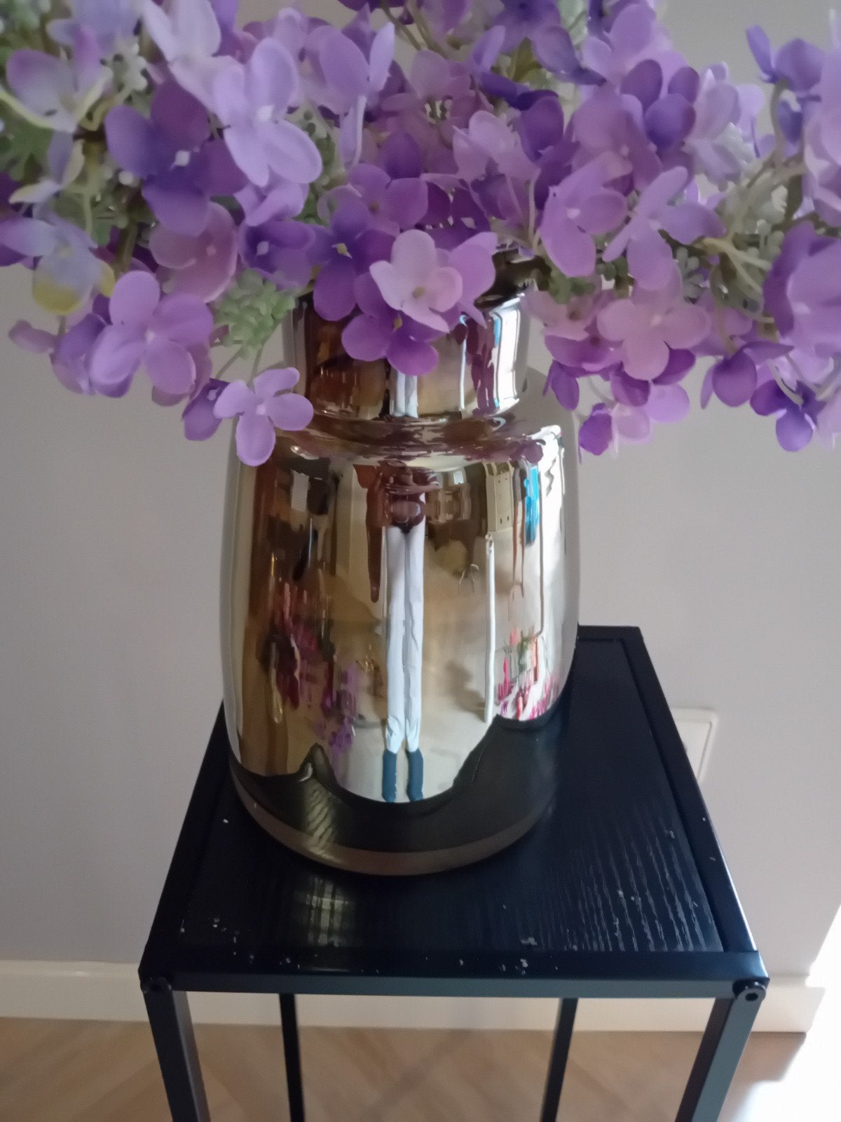 bruine rook glas vaas met paarse kunstbloemen, Ophalen, Inclusief decoratie, Zo goed als nieuw, Metaal