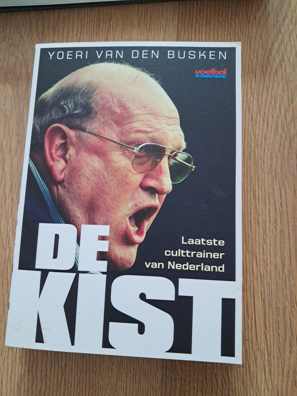 De Kist - Laatste culttrainer van Nederland - Voetbal, Ophalen of Verzenden, Gelezen, Yoeri van den Busken, Balsport