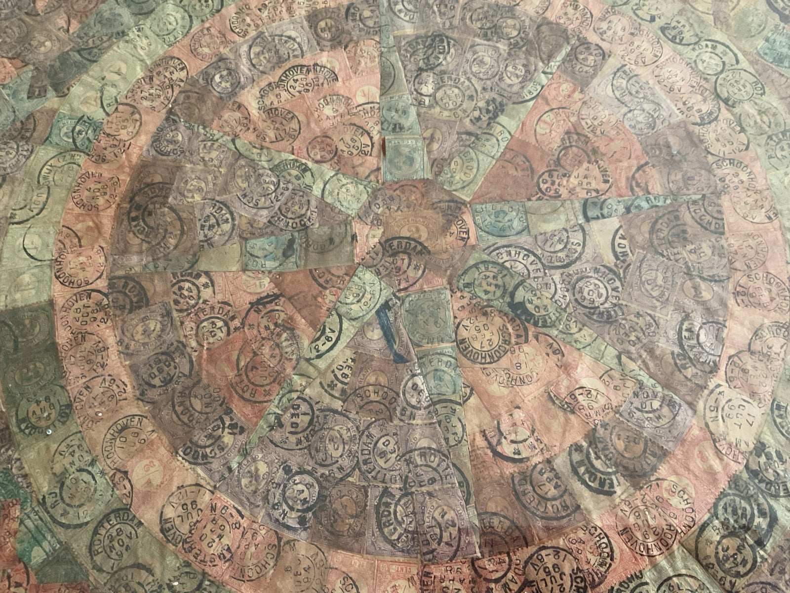Uniek dienblad met mozaïek van gebruikte postzegels, Antiek en Kunst, Ophalen of Verzenden