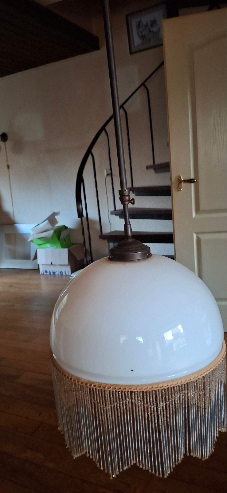 T.e.a.b. Vintage hanglamp met opaline kap en kralenrand, Ophalen
