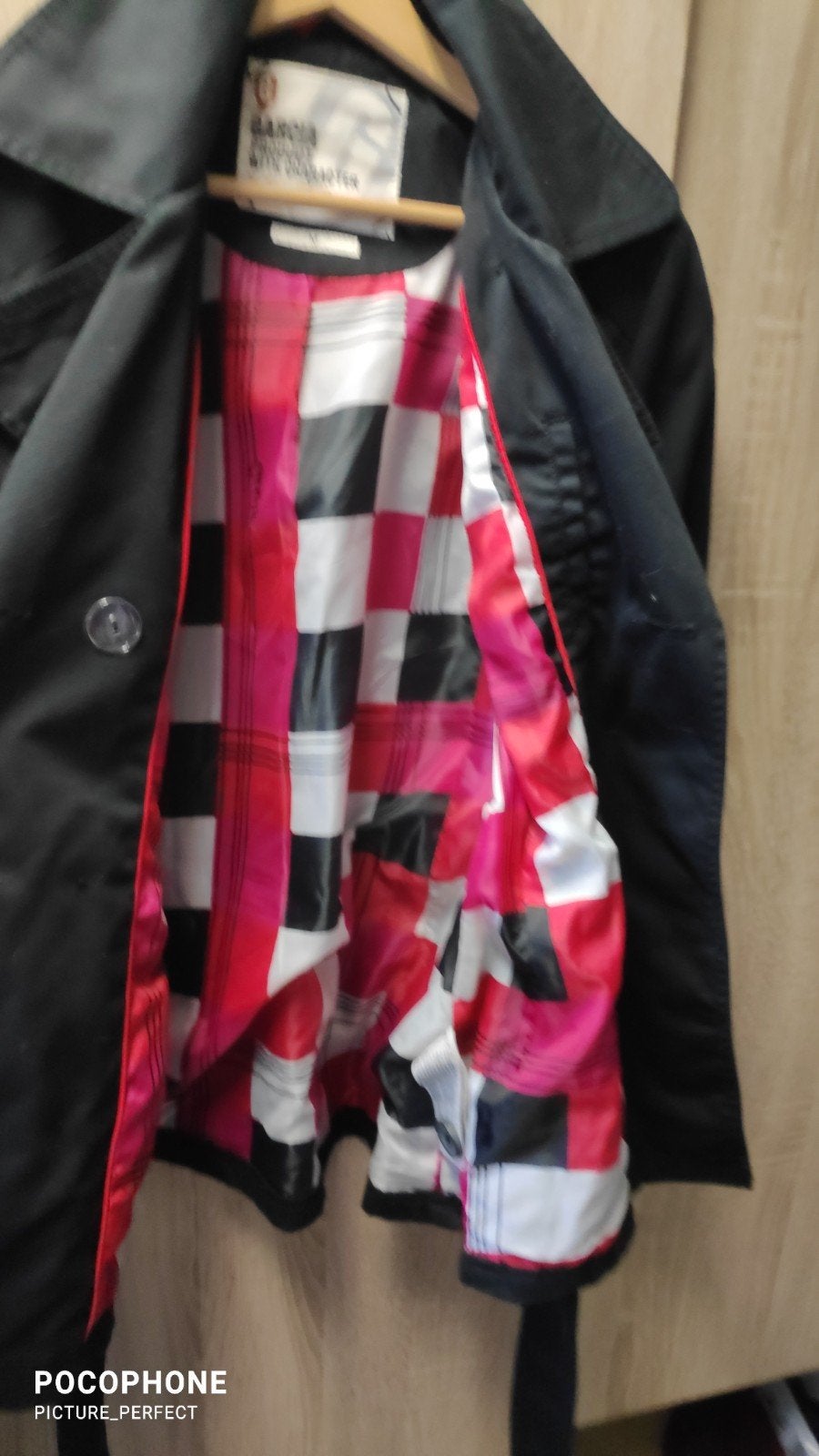 Garcia Zwarte Trenchcoat met Rood-Wit Geruite Voering, Maat 38/40 (M), Zwart, Ophalen of Verzenden, Gedragen