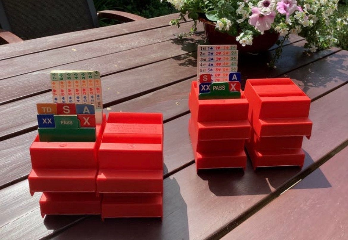 Complete set van 4 bridge biddingboxen, Drie of vier spelers, Ophalen of Verzenden, Gebruikt