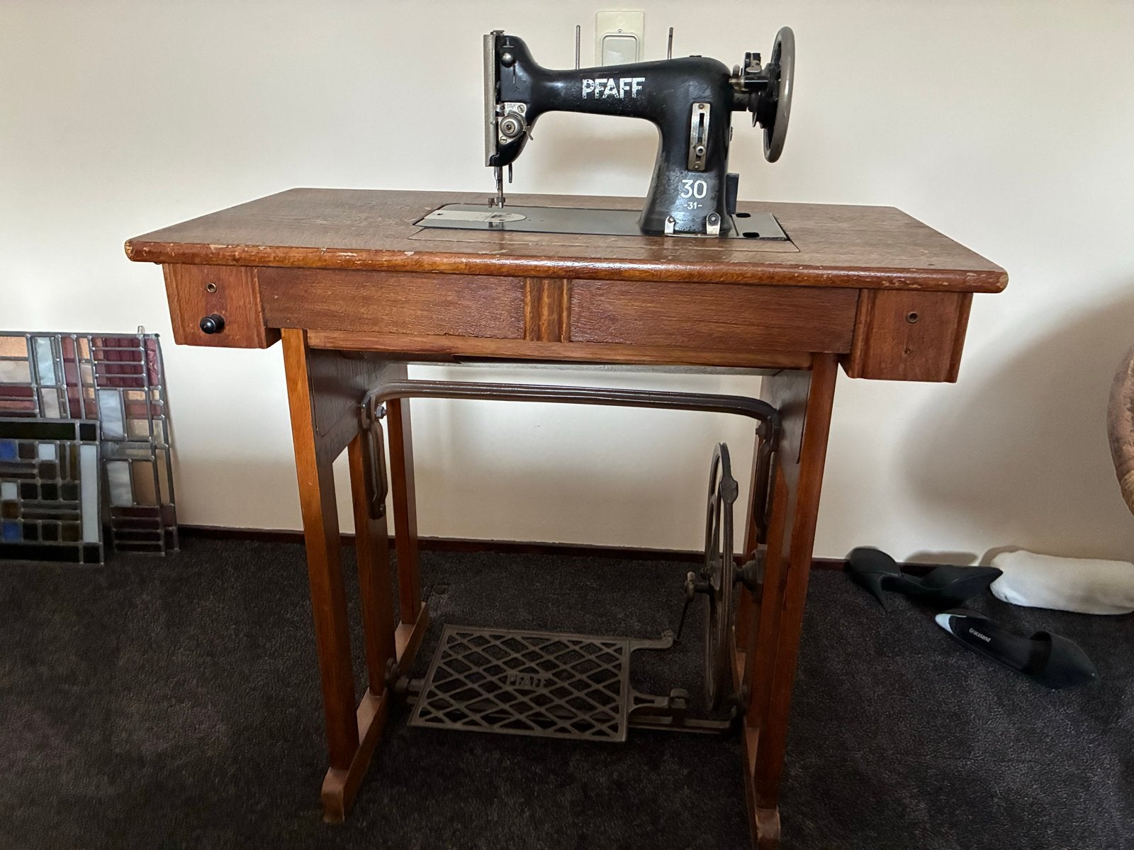 Antieke Pfaff 30 Naaimachine met Meubel en Accessoires, Hobby en Vrije tijd, Naaimachines en Toebehoren, Ophalen, Gebruikt, Naaimachine