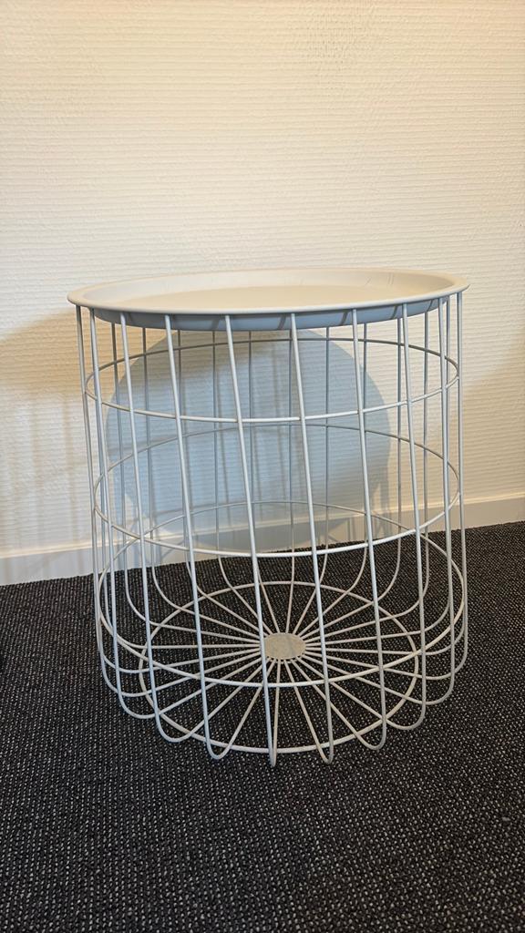 Leuk wit metalen bijzet tafeltje/ opberg mand, Huis en Inrichting, Tafels | Bijzettafels, Ophalen, Minder dan 45 cm, Minder dan 55 cm