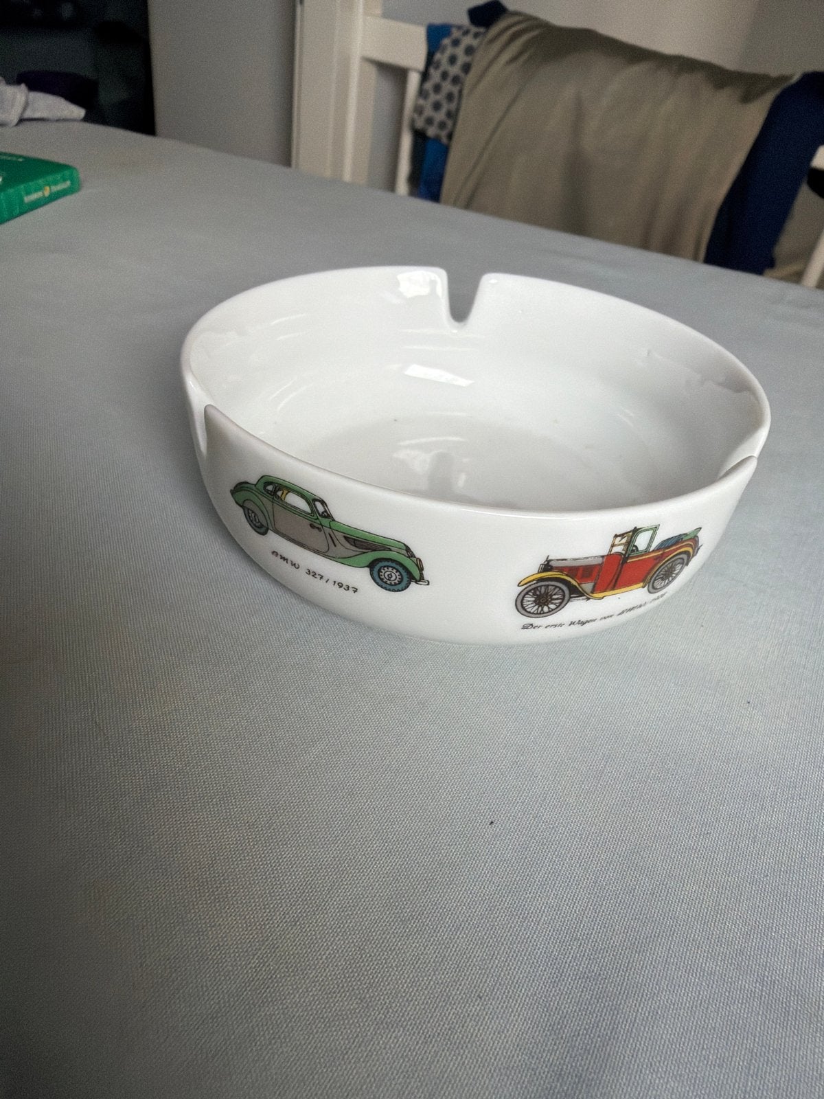Vintage porseleinen asbak met klassieke auto's bmw, Vintage, Gebruikt, Ophalen of Verzenden, Wit