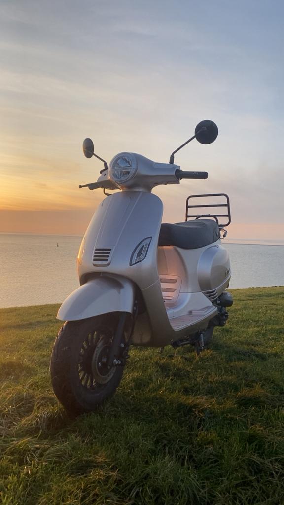 Vespa type scooter 50cc, Fietsen en Brommers, Ophalen, Zo goed als nieuw, Benzine