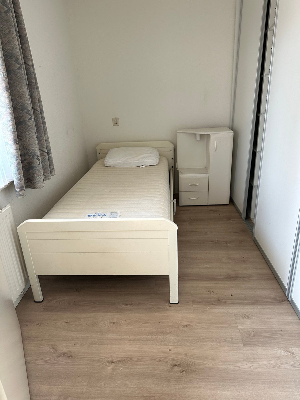 Eenpersoonsbed met matras en nachtkastje, Ophalen, Gebruikt, 90 cm, Eenpersoons