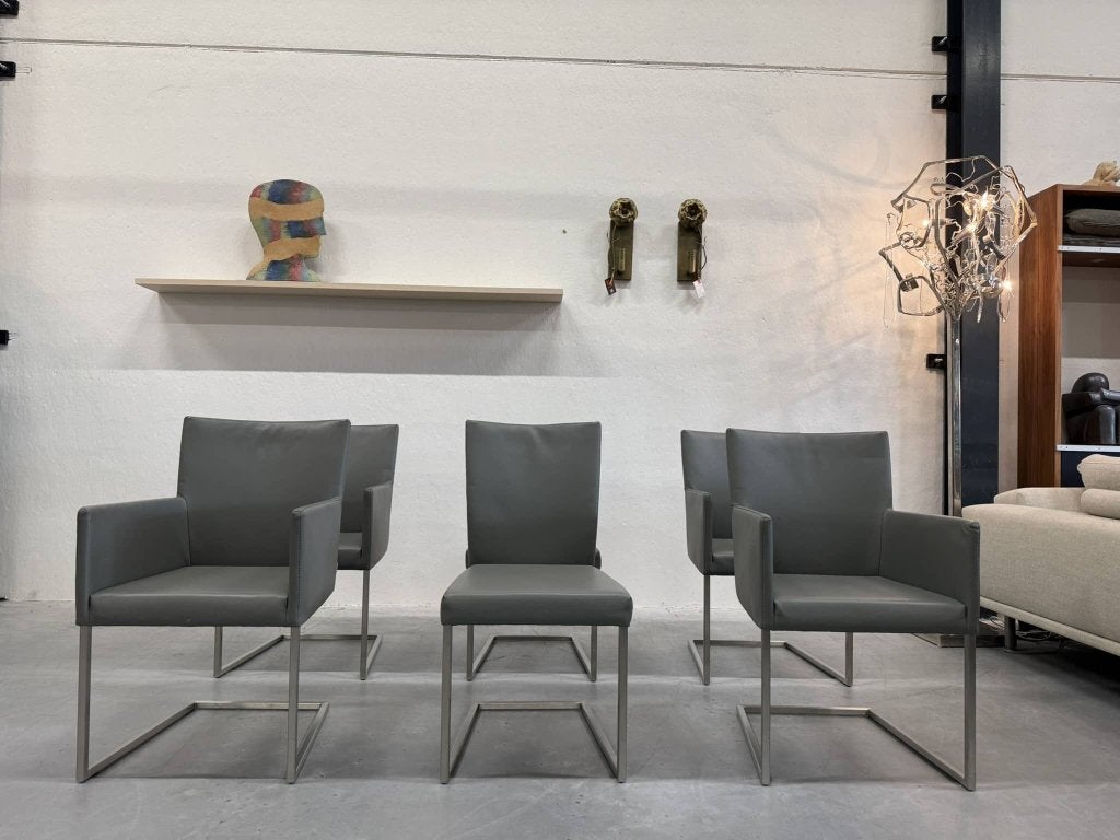 6 Nieuw Bert Plantagie Misty Eetkamerset grijs leer Stoel, Leolux De Toekomst Bree’s new world Rolf Benz Design on Stock, Nieuw