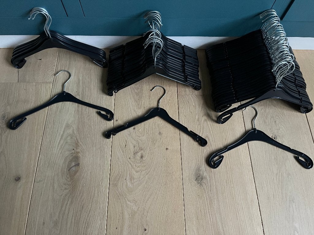 53 Zwarte klerenhangers universele kledinghangers 33 cm, Ophalen of Verzenden, Zo goed als nieuw, Kunststof, Kinderen en Volwassenen