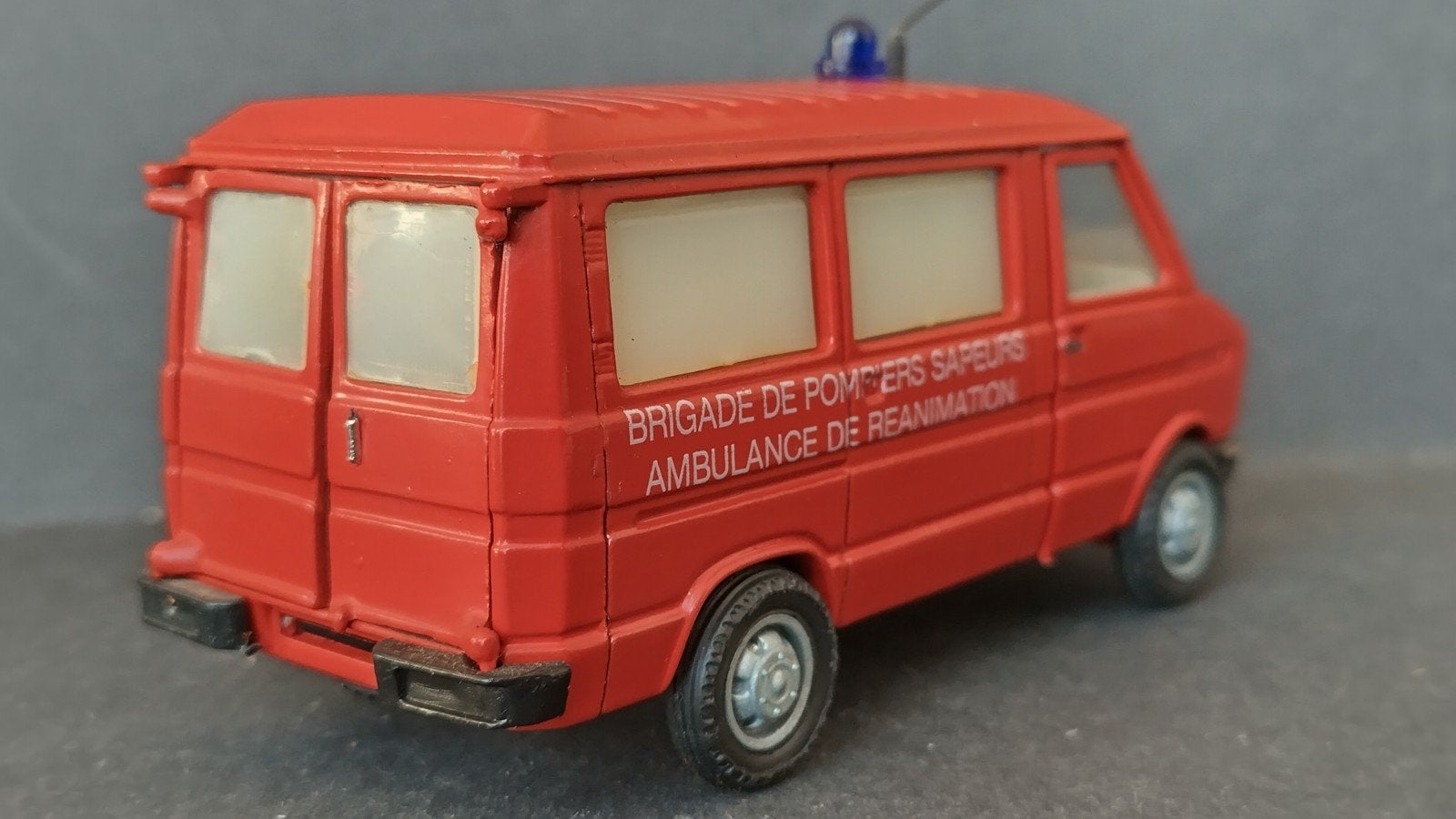 Iveco Daily Ambulance Reanimation 1:43 Old Cars Pol, Overige merken, Verzenden, ., Zo goed als nieuw