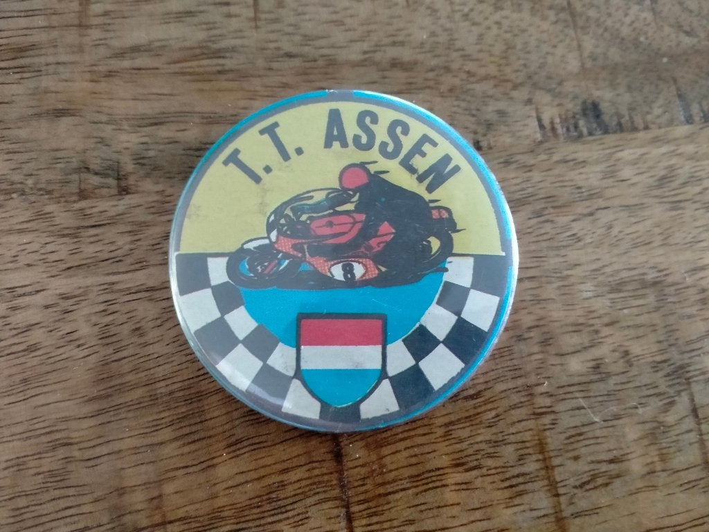 T.T. TT Assen vintage logo button RARE parcours race motor, Verzenden, Gebruikt, Auto's